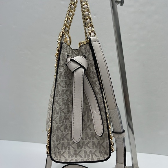 MICHAEL KORS
Mina Small Signature Logo Chain Crossbody Bag
Light Cream
NWT - Picture 7 of 16